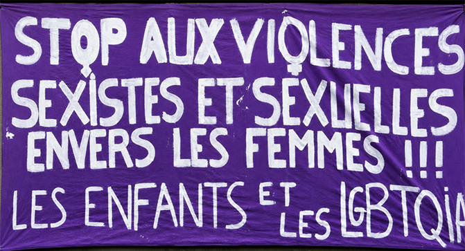Banderole féministe lors d'un rassemblement pour Lyhanna